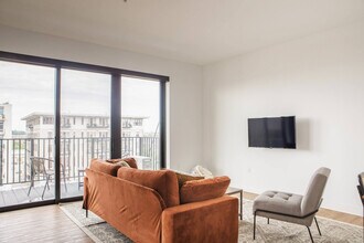 Building Photo - 1237 N Van Buren St