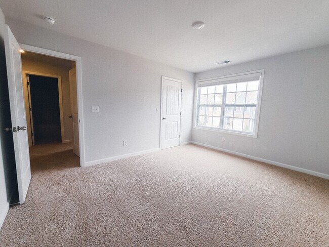 Building Photo - 4 Bed/ 3 Bath Townhome with Immediate Occupancy!