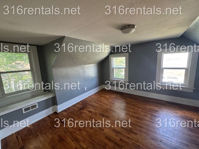 Building Photo - $900 - 2 bed 1 bath - Single Family Home