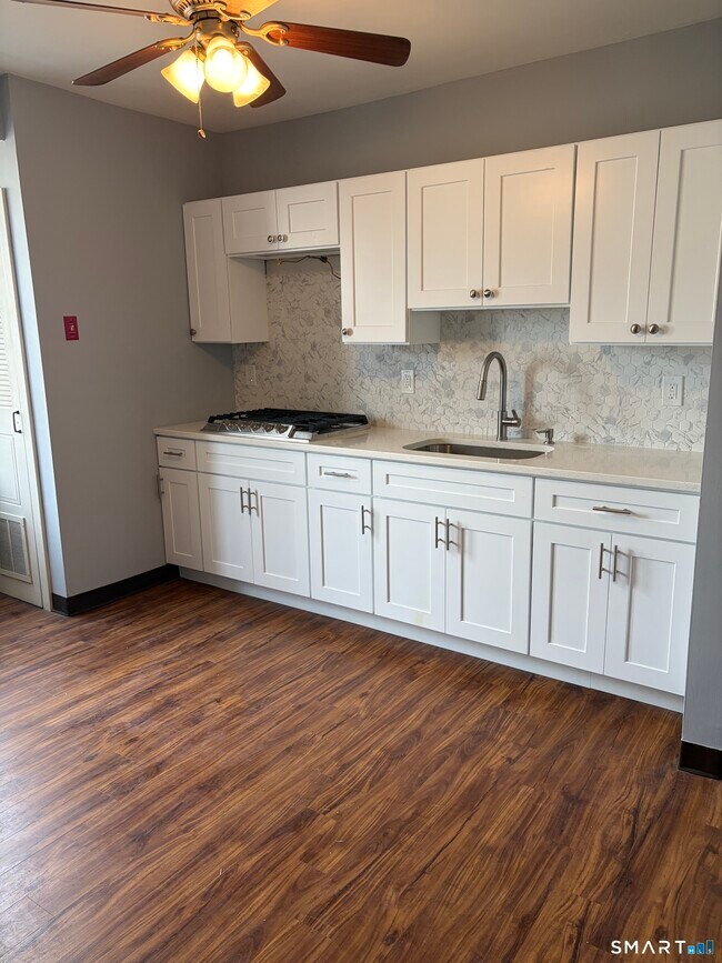 Building Photo - 872 State St