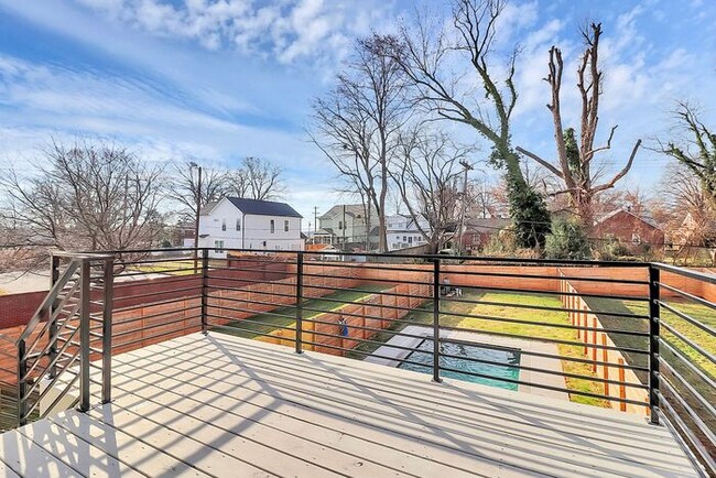 Building Photo - Stunning 3BD/3.5BA Townhome with PRIVATE POOL!