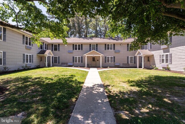 Building Photo - 802 Travers St