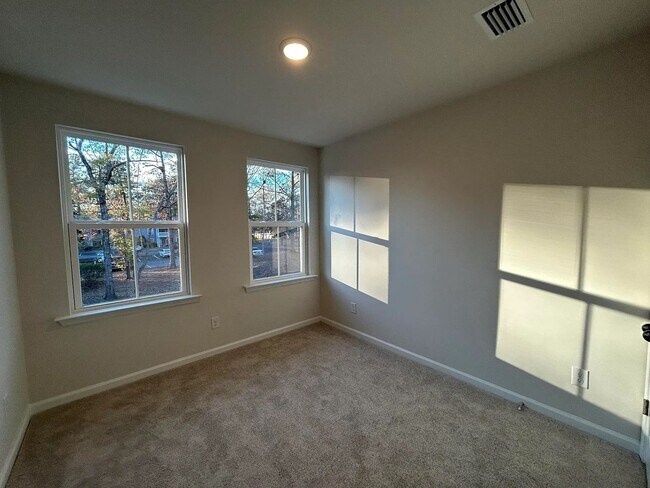 Building Photo - 3 Bedroom 2.5 Bathroom Townhouse in Windward Village - Summerville