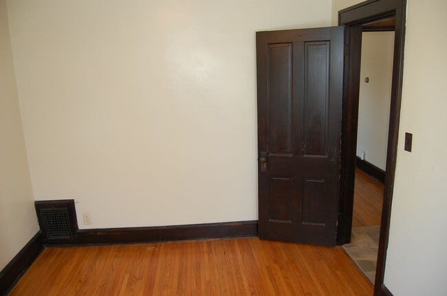 Building Photo - Cozy 2nd floor apt in Near South!