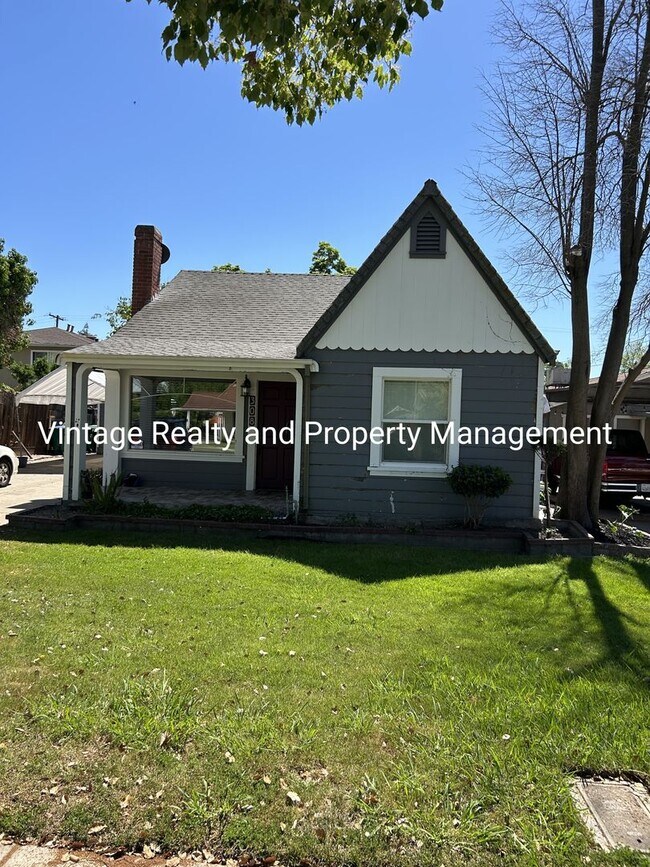 Building Photo - Updated 2 Bedroom Classic Home That's Ready To Go!!!