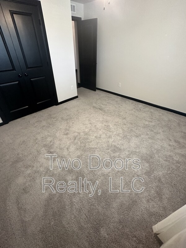 Building Photo - 2229 Roca Dr