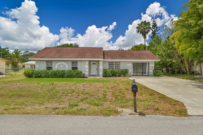 Building Photo - **3/2 House in San Carlos - Huge fenced backyard - City Water**