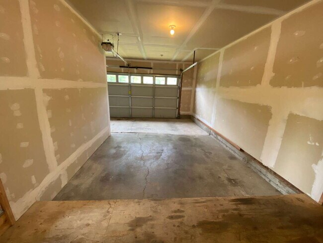 Building Photo - Conveniently Located 3-Bedroom Home with S...