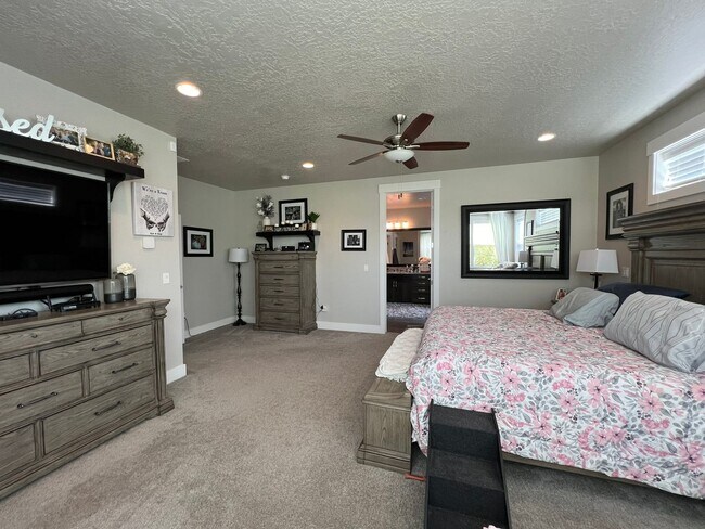 Building Photo - Beautiful custom built home with 4 bed 3.5...