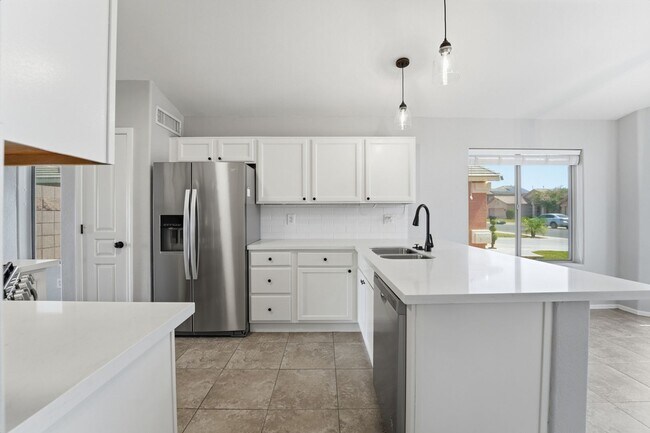 Building Photo - Welcome to this well-maintained 3-bedroom, 2-bath home in Gilbert, AZ!