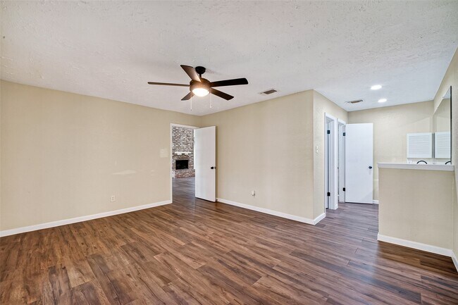 Building Photo - 711 Leicester Ln