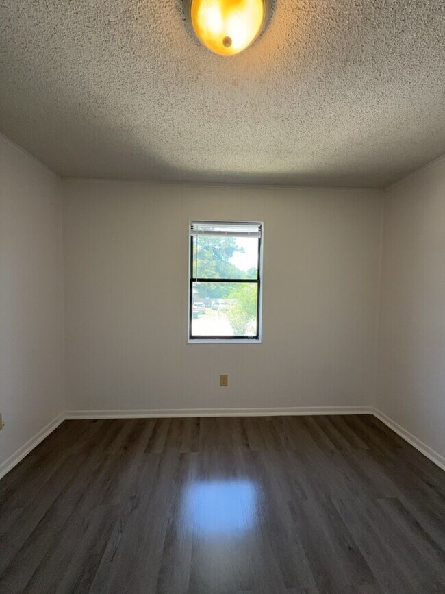 Building Photo - 212 Zack Cir