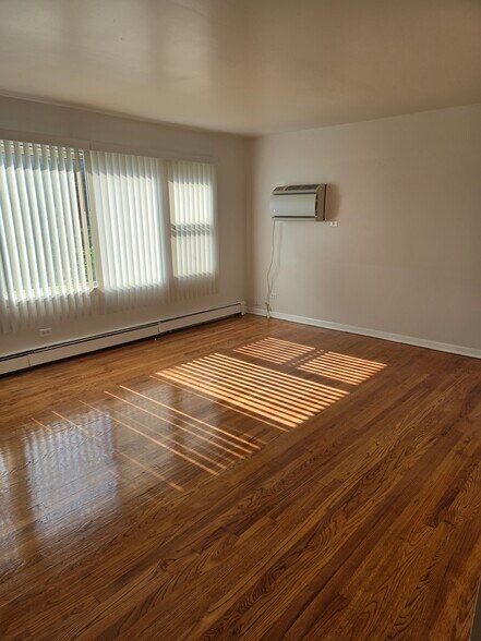 Living room - 7529 N. Oakley Ave.