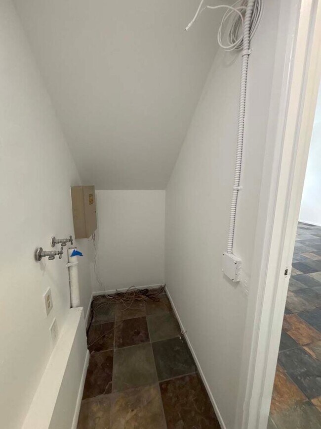 Building Photo - 915 Broadway St