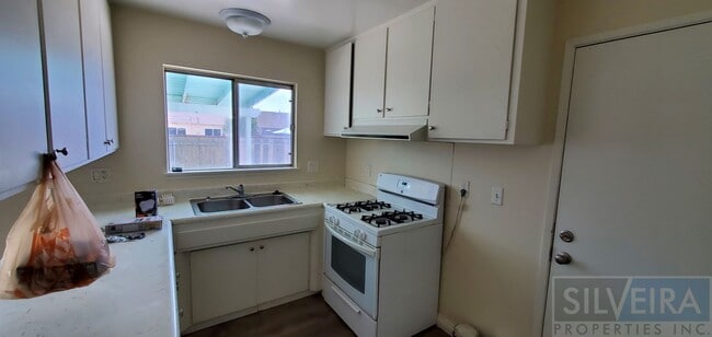 Building Photo - 3 bed, 1.5 bath home available!