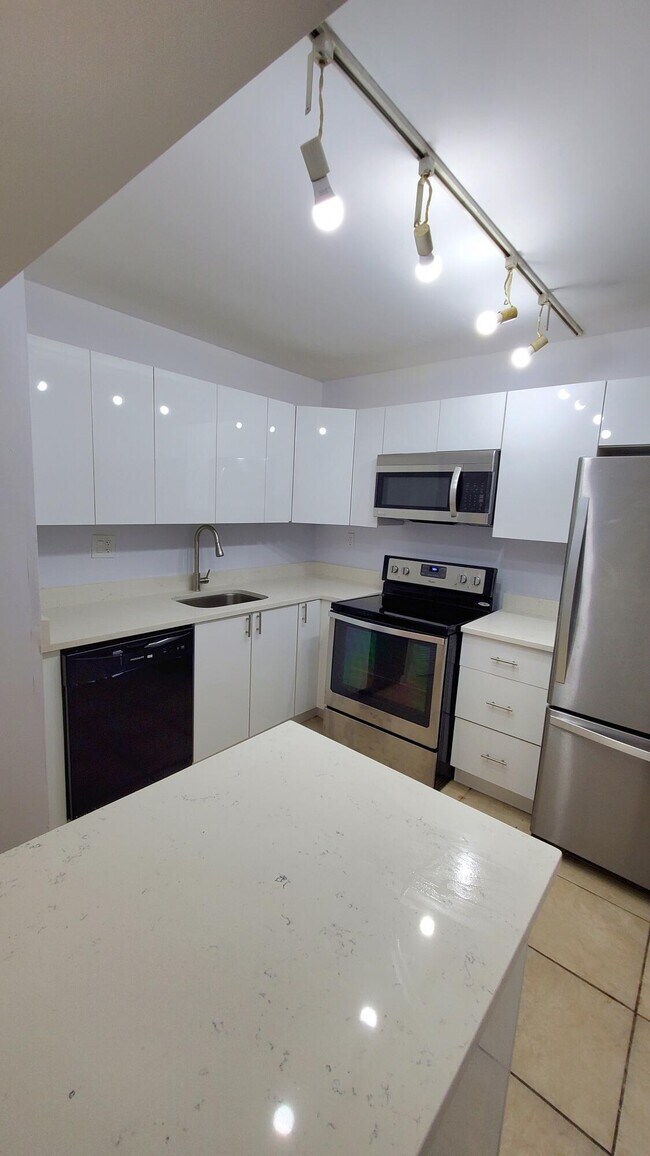 Building Photo - 721 N Pine Island Rd