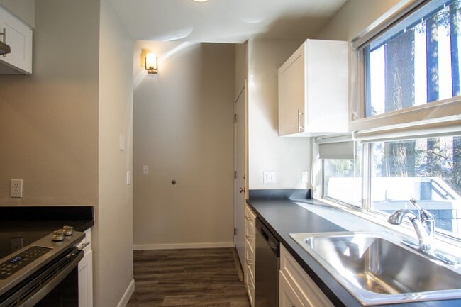 Building Photo - Fantastic Lake Oswego 2Bdr w/Fireplace, Dishwasher & W/D + Balcony