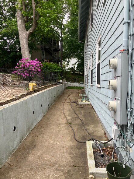 Building Photo - 93 Hillside Rd