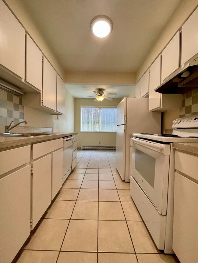 Building Photo - Vintage Main Floor 2 Bedroom in Hollywood ...