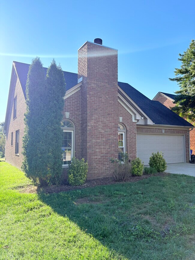 Primary Photo - 747 Steeplechase Way