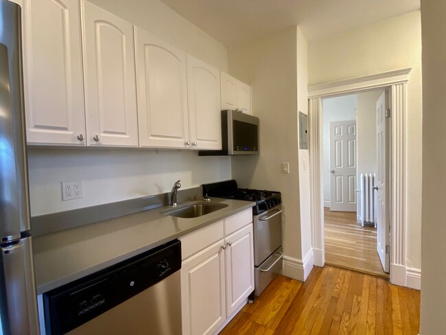 Building Photo - Nicely renovated 2 bed unit with utilities...