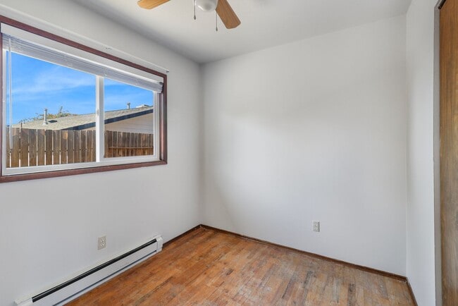 Building Photo - 3 Bed 1.5 Bath - Garage w/Storage - Pet Fr...