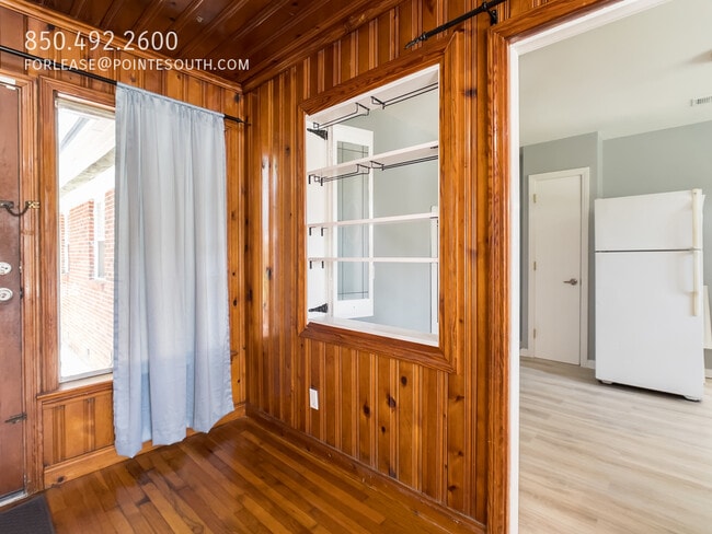 Building Photo - 1102 E Texar Dr