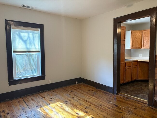 Building Photo - 2 Bedroom, 1 Bathroom House in Greensboro!