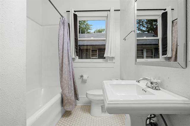 Building Photo - 5320 Junius St