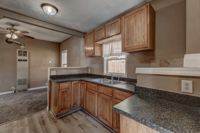 Building Photo - 812 Allen Ave