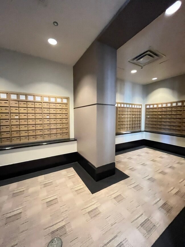 Building Photo - 345 N La Salle Dr