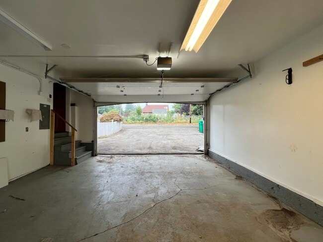 Building Photo - Outdoor Oasis: Charming 3 Bed 2 Bath House!