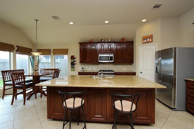 Building Photo - 14822 Yellow Begonia Dr