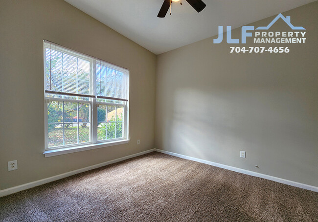 Building Photo - Charming 3 Bed/2 Bath Ranch in Charlotte!