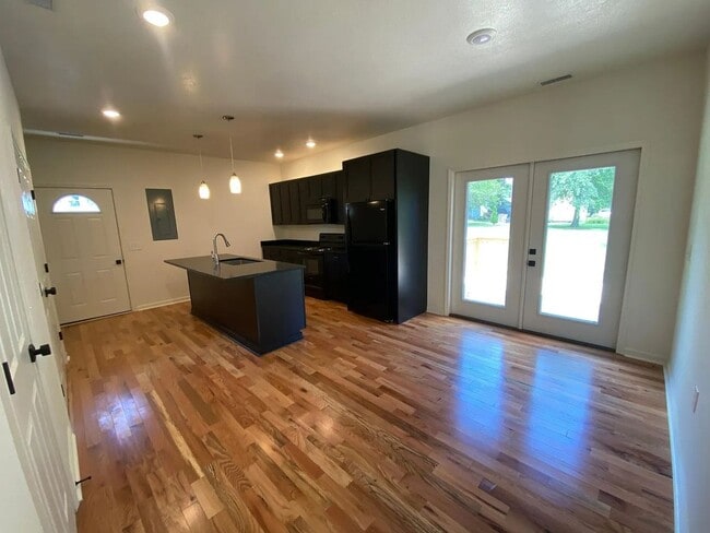 Building Photo - 610