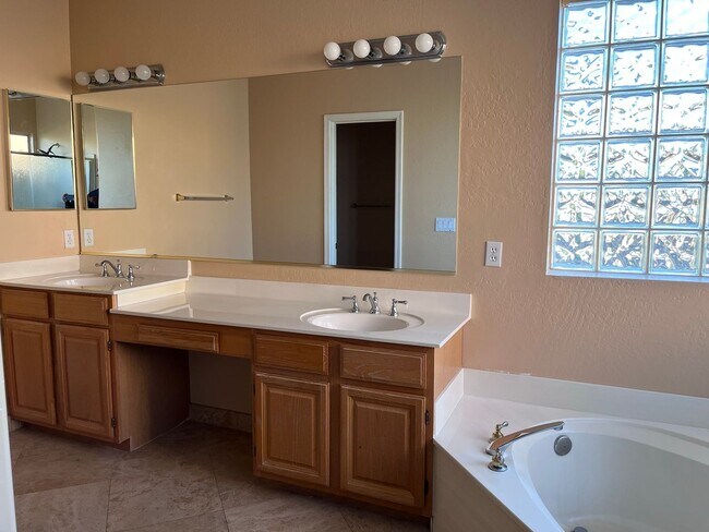 Building Photo - 4746 W Carla Vista Dr