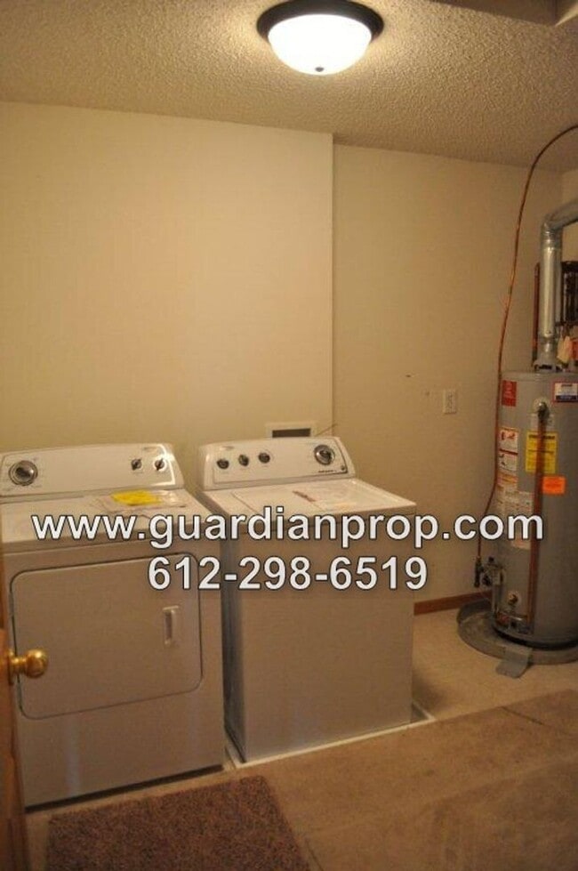 Building Photo - Townhouse Available July 1, Open Floor Pla...