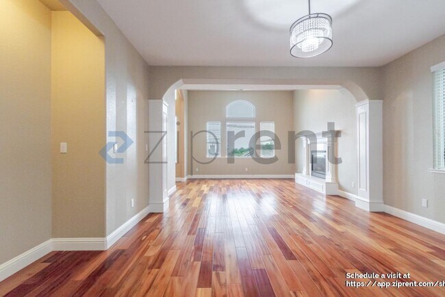 Building Photo - 4042 Plateau Cir