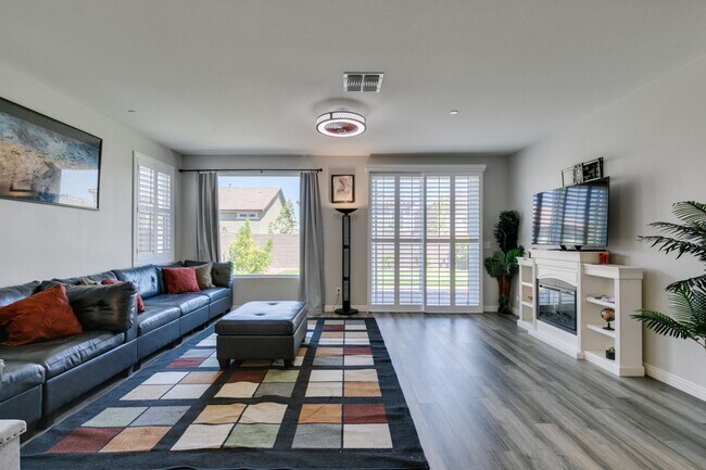 Building Photo - Furnished 5-Bedroom Home with Two Primary Suites