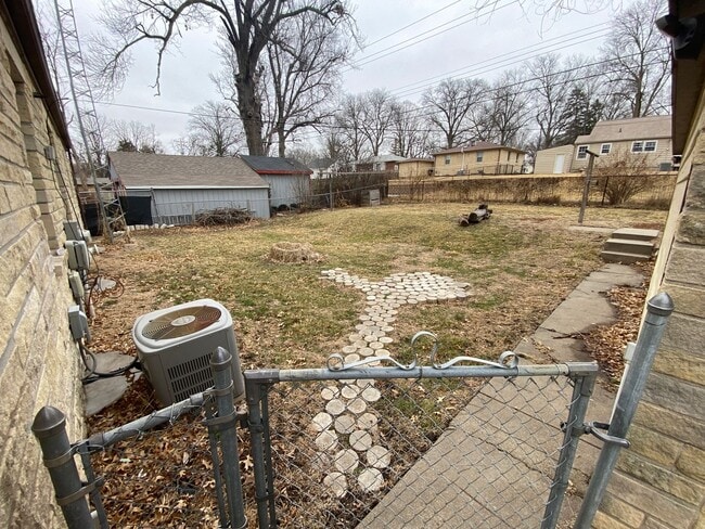 Building Photo - Charming Woods Park Home | 2 Bed | Fenced Yard | Garage | $1800/mo