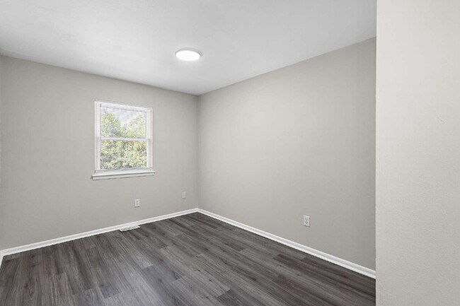 Building Photo - Redone townhouse