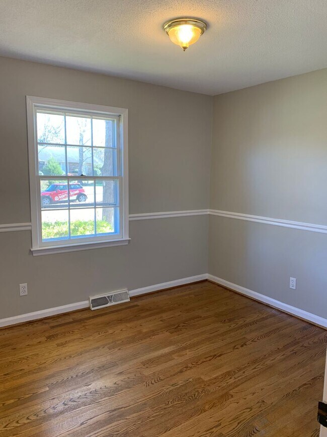 Building Photo - Updated 3 Bedroom Located Off Jefferson Rd - Lawncare Included!