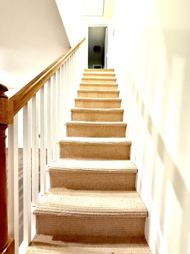 Building Photo - Walk to the Waterfront!|2BR Single-Family with Private Yard!