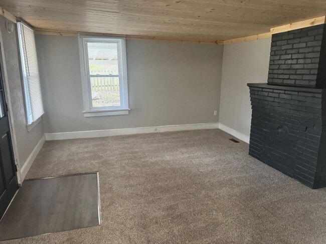 Building Photo - 2 Bedroom 2 Bathroom Home in Bluff City, TN