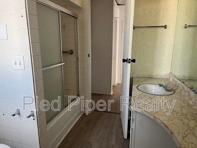 Building Photo - 404 E Prospect Terrace