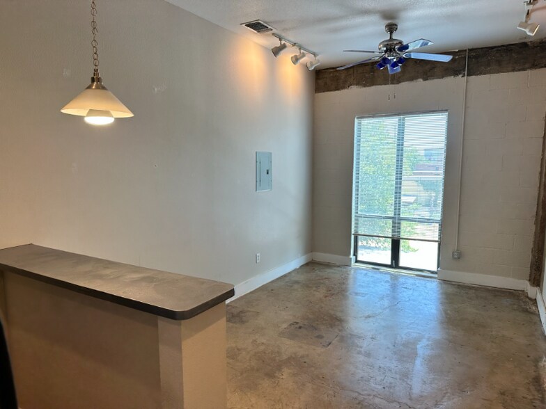 Building Photo - 710 S Medina St