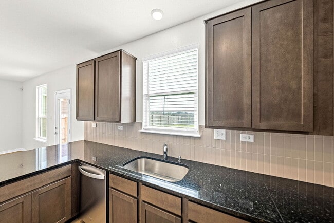 Building Photo - 1 MONTH FREE RENT WITH 18 - 24 MONTH LEASE!!! AVAILABLE THROUGH MARCH ONLY!