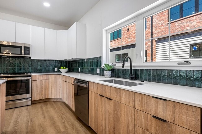 Building Photo - ***933 SE 10th Street***