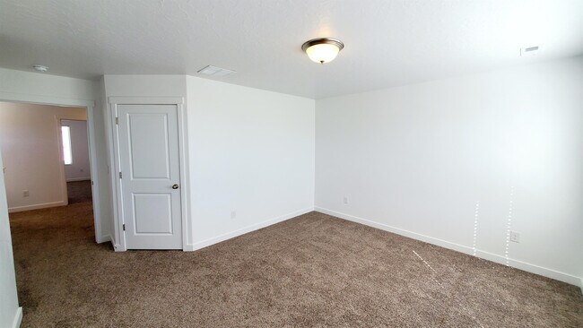 Building Photo - 1043 E Batten Ct