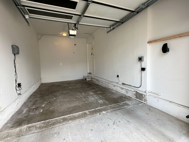 Building Photo - Beautiful, Modern, Upgraded 3 Bedroom 3 Ba...